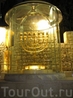 Иерусалим, Золотая Храмовая Менора. В честь этого чуда евреи в течение восьми дней празднуют Хануку, и зажигают в специальном подсвечнике, который называется ...