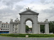 La Puerta de San Vicente - старые северные ворота города. Они были построены знаменитым Francesco Sabatini в 1770 - 1775 годах. Потом в 1892 году их частично ...