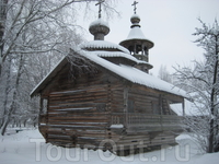 Часовня из д.Кашира. Часовня стояла на крутом и высоком коренном берегу речки Каширы, прихотливо извивающейся в широкой долине.  Часовня из д.Кашира. Часовня стояла на крутом и высоком коренном берегу речки Каширы, прихотливо извивающейся в широкой долине.