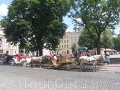 Площадь перед оперным театром.