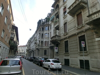Типичная миланская улица - много домов, мало зелени.
