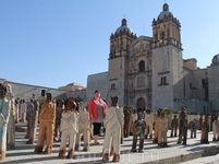 Целое племя выставлено прямо на площади у Церкви Санто-Доминго.