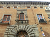 Palacio del Marqués de Valverde - красивый дворец, который находится на противоположеной стороне улицы Св.Игнасио от церкви Св.Мигеля. Дворец выстроен ...