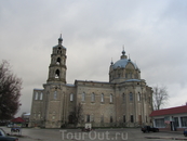 Троицкая церковь - гигантский белокаменный двухсветный храм с колокольней.