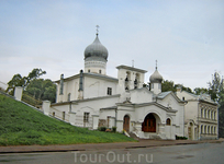 Каждая улица Пскова ведет к храму.