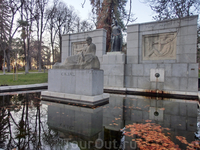 Зимой темнеет быстро, поэтому я решила пройти парк насквозь и выйти к Paseo del Prado. 
Памятник знаменитому медику Santiago Ramón y Cajal. Автор памятника ...