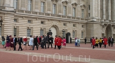 Из Букингемского дворца выходила длинная процессия. Дамы все были в шляпах, мужчины - кто во фраках, кто в военной форме, кто просто в костюме. Учитывая ...