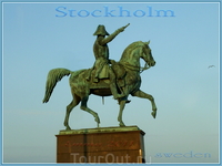Величественная статуя Короля Karl XIV Johan, указывает направление на Питер. :)