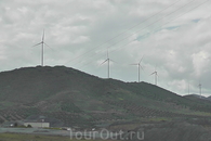...и реальные ветряки. Очень много в Испании, особенно в этой её части, альтернативных источников энергии,- ветрогенераторов и солнечных батарей.