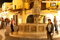 Главная площадь Старого города вечером оживает в подсветке, бесконечном числе туристов и греков, зазывающих на ужин в кафе.