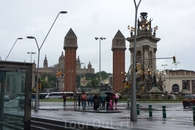 Площадь Испании. За этими венецианскими колоннами( копируют колокольню Сан Марко в Венеции) и находится "Волшебный Фонтан".