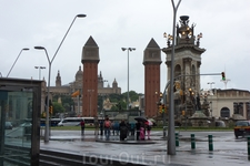 Площадь Испании. За этими венецианскими колоннами( копируют колокольню Сан Марко в Венеции) и находится &quotВолшебный Фонтан&quot.