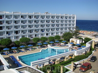 Вид на  бассейн отеля и побережье.