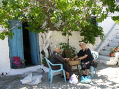 Обычное занятие женщин на Крите(шелушат фасоль)