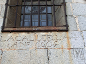 На одной из стен собора остался один из первых уличных указателей - Calle de le Cruz, año 1609 (улица Креста, год 1609).
UPD: Прочитала, что второе название ...
