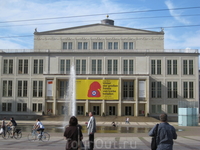Здание оперы Лейпцига, а перед ним фонтан. Фасад здания выходит на Площадь Августа (Augustusplatz), это также центр города