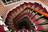 Лестница вниз. Отель Аполло