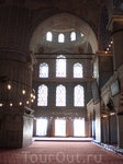 Купол и полукупола Голубой мечети украшены надписями — сурами из Корана и изречениями пророка Мухаммеда. Купол опирается на четыре огромные колонны, диаметром по 5 метров. В узорах мечети преобладают 