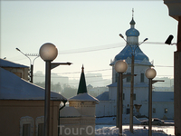 слева Св.Троицкий муж. монастырь, прямо - Успенская церковь.