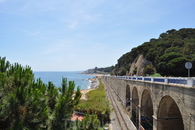 Железная дорога, по которой можно добраться из Калельи до Барселоны за час, идет вдоль моря. Иногда подходит к самой воде. 