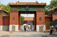 После Храма неба отправились в Ламаистский храм (Юнхэгун). Это его главные ворота.
