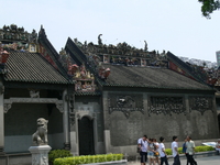 Родовой храм клана Чэнь 
Храм был построен в 1894 году во время правления императора Гуансюй на деньги от пожертвований членов семей Чэнь. Этот древнейший клан охватывает всех жителей в провинции Гуан