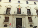 К нему примыкает и составляет один архитектурный ансамбль Palacio de Fontes, построенный в XVIII веке.