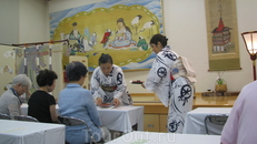 Милые японские дамы разносят зеленый чай