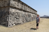 На фоне пирамиды Пернатого змея. Эта пирамида была найденна в 1777г. и считается одной из самых красивых в Мексике.