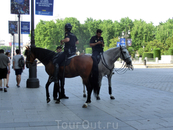 Конная полиция патрулирует территорию, прилегающую ко дворцу.