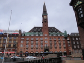 Здания из красного кирпича и остроконечные башни - архитектурная примета Копенгагена.