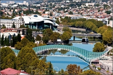 Открытка. Вид на Тбилиси от крепости Нарикала. на переднем плане пешеходный мост Мира. далее дворец юстиции