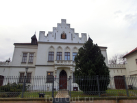 Новое деканство — резиденция капитула, выстроенная в 1879 г. В настоящее время здесь находится библиотека капитула и выставка, посвященная истории Вышеграда.