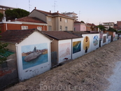 Вот такие нескучные домики, вернее их тыл, в Римини вдоль канала в районе San Giulliano Mare.