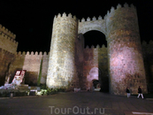 А вот и ворота Алькасара (Puerta del Alcázar). Слева от ворот белоснежная статуя Святой Терезы.