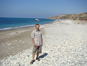 Справа от камня Афродиты, пляж в сторону Пафоса.