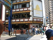 В Чайна-тауне работает более 500 ресторанов и магазинов, вокруг которых топчется целый рой зазывал