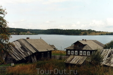 Деревня Погост (два десятка домов на противоположном от Падан берегу озера)