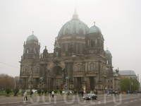 Берлинский собор - самая большая протестантская церковь Германии. Был построен с 1894 по 1905 год. Расположен на Музейном острове Берлина. 