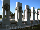 Мемориал, посвященный Второй Мировой Войне. Построен в 2004-м году. Каждому штату США посвящена отдельная колонна, на которой висит лавровый венок.