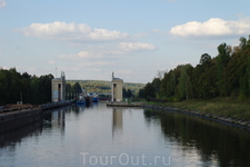 Во время путешествия прошли 6 шлюзов. Это ворота первого шлюза.