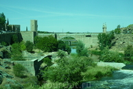 Мост Алькантара и одноименные ворота. Мост, воспетый Эль Греко в его «Виде города Толедо», был построен еще римлянами и долгое время являлся единственным ...