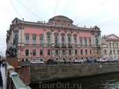 Среди многочисленных памятников архитектуры, расположенных на Невском проспекте, один из самых заметных - дворец князей Белосельских-Белозерских. Он был ...