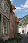 Лердаль старинной улицей с домами 17-18 века.