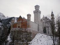 Замок Нойшванштайн (нем. Schloß Neuschwanstein, буквально «Новый лебединый камень») расположен в Германии, близ городка Фуссен (нем. Füssen). Он был построен ...