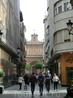 В просвете улицы видна еще одна дверь - La Puerta de las Cadenas (Дверь Цепей) - шедевр испанского барокко-платереско. Она закрывает вход в трансепт с ...