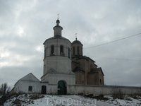 церковь Архангела Михаила (Свирская). Видна колокольня и кусочек самой церкви. Эта церковь была монастырской, но при поляках монастырь "пропал", а церковь ...