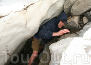 Горный "шкуродер"- узкий лаз под снежным языком. Проход сверху возможен только с перильной страховкой.