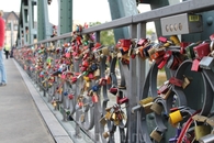 На одном из мостов через Майн красовались многочисленные замочки самого разного дизайна с именами влюбленных.