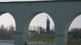 Памятник освободителю сквозь Аркаду